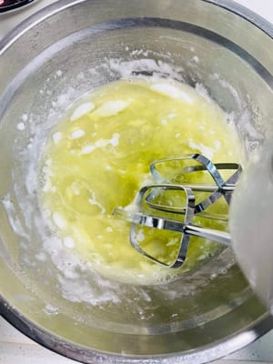 Zitronensaft und Speisestärke in eine Schüssel geben. Mit einem elektrischen Handrührgerät auf niedriger Stufe schaumig schlagen. Die erste Portion Zucker hinzufügen und auf mittlerer bis hoher Stufe weiterschlagen, bis der Schaum feiner wird. Die zweite Portion Zucker hinzufügen und weiterschlagen, bis klare Linien sichtbar sind. Die dritte Portion Zucker hinzufügen und auf niedriger Stufe schlagen, bis sich kurze, gerade Spitzen bilden.