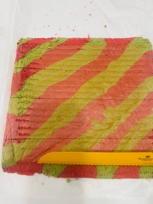 Während der Kuchenboden abkühlt, die Sahne mit dem Zucker steif schlagen (im Sommer sollte die Raumtemperatur unter 20 °C liegen). Die Erdbeeren waschen und abtrocknen.

Den vollständig abgekühlten Kuchenboden mit der Unterseite nach oben legen und mit einem Messer an beiden Seiten im 45°-Winkel einschneiden. Anschließend in der Mitte einige flache Linien leicht einritzen (nicht ganz durchschneiden).