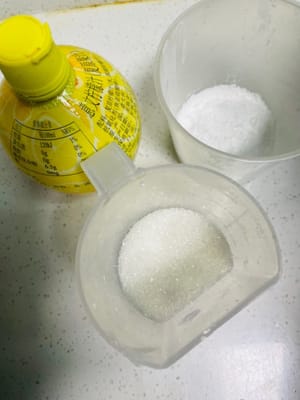 10 Gramm Maisstärke und 40 Gramm weißen Zucker abwiegen und Zitronensaft (zum Aufschlagen des Eiweißes) vorbereiten.