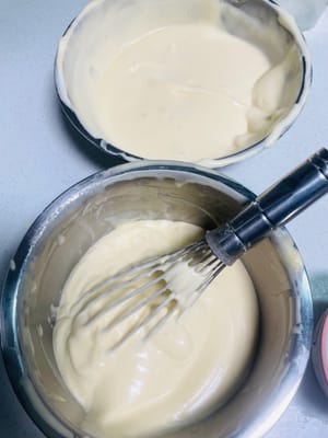 Baiser und Eigelbmasse vermengen
Zuerst ein Drittel des geschlagenen Baisers mit einem Spatel in einer N-förmigen Bewegung unter die Eigelbmasse heben, bis alles gut vermischt ist. Anschließend die Mischung zu den restlichen zwei Dritteln des Baisers geben und erneut in einer N-förmigen Bewegung unterheben, bis alles vollständig vermengt ist und keine weißen Baiserstückchen mehr sichtbar sind.

Durch das Verdünnen der Eigelbmasse vor dem erneuten Unterheben des Baisers wird verhindert, dass dieser zusammenfällt. So kann der Kuchenboden gut aufgehen und die Gefahr von Rissen beim Rollen verringert werden.