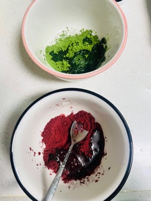 Bereiten Sie die Lebensmittelfarbe vor. Nehmen Sie zwei saubere kleine Schüsseln. Geben Sie in die eine 4 g rotes Hefereismehl und in die andere 4 g Matcha-Pulver. Fügen Sie jeweils etwa 10 g Wasser hinzu (nicht im Rezept angegeben) und rühren Sie mit einem Löffel, bis keine Klümpchen mehr vorhanden sind. Dadurch verhindern Sie, dass sich kleine rote und grüne Klümpchen im Kuchenboden bilden, und die Farbe wird intensiver.