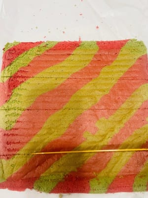 Während der Kuchenboden abkühlt, die Sahne mit dem Zucker steif schlagen (im Sommer sollte die Raumtemperatur unter 20 °C liegen). Die Erdbeeren waschen und abtrocknen.

Den vollständig abgekühlten Kuchenboden mit der Unterseite nach oben legen und mit einem Messer an beiden Seiten im 45°-Winkel einschneiden. Anschließend in der Mitte einige flache Linien leicht einritzen (nicht ganz durchschneiden).