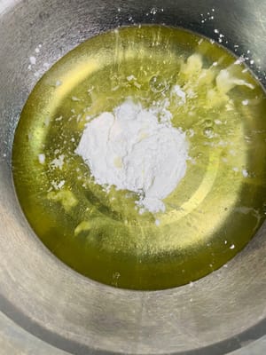 Zitronensaft und Speisestärke in eine Schüssel geben. Mit einem elektrischen Handrührgerät auf niedriger Stufe schaumig schlagen. Die erste Portion Zucker hinzufügen und auf mittlerer bis hoher Stufe weiterschlagen, bis der Schaum feiner wird. Die zweite Portion Zucker hinzufügen und weiterschlagen, bis klare Linien sichtbar sind. Die dritte Portion Zucker hinzufügen und auf niedriger Stufe schlagen, bis sich kurze, gerade Spitzen bilden.