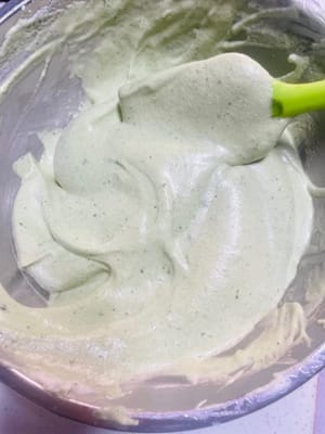 Den Teig teilen und die Farben anpassen. Den gemischten Kuchenteig in zwei Portionen teilen. Eine Portion in den vorbereiteten Teig mit rotem Hefe-Reis-Pulver und die andere in den Matcha-Teig geben. Jede Portion mit einem Spatel zügig in einer N-förmigen Bewegung unterheben, bis alles gut vermischt ist. Anschließend die Mischung in zwei Spritzbeutel füllen. Mit Spritzbeuteln lassen sich die weihnachtlichen Streifen leichter aufspritzen.