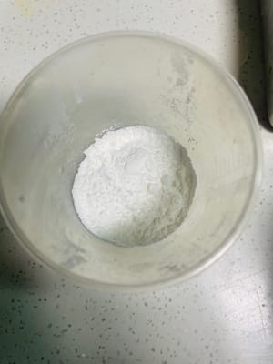 70 Gramm glutenarmes Mehl abwiegen und beiseite stellen.