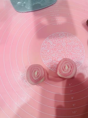 Découpe

Une fois toutes les boules de pâte préparées, prenez-en une et coupez-la rapidement en deux dans le sens de la longueur. Ensuite, face coupée vers le haut (face à vous), aplatissez-la légèrement avec la paume de votre main. Le couteau doit être bien aiguisé, sinon la coupe sera irrégulière et cela affectera la forme finale.