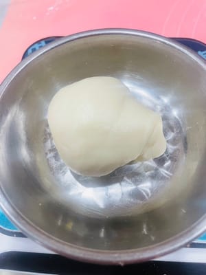 Division de la pâte huileuse. Remarques importantes concernant la pâte huileuse : Cette recette donne environ 380 g de pâte huileuse. Divisez la pâte en portions de 38 g et formez des boules. Maintenez la pâte humide en la couvrant d’un film alimentaire ou d’un sac plastique pendant toute la préparation ; sinon, elle séchera et se fissurera, ce qui la rendra fragile et susceptible de se déchirer lors du façonnage.