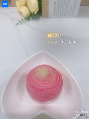 Regardez ces pâtisseries spirales cuites au four, elles sont absolument magnifiques ! Leurs couches sont croustillantes et distinctes, et s’ouvrent comme un arc-en-ciel. Elles s’émiettent en une seule bouchée, un vrai régal pour les yeux et les papilles !