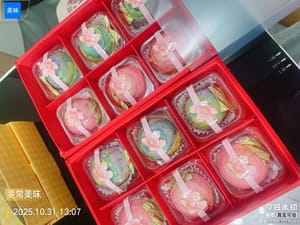 Emballage et conservation

Après refroidissement complet, enfilez des gants pour l’emballage. Ce gâteau est magnifique et constitue un cadeau idéal pour vos amis pendant les fêtes ou une délicieuse gourmandise à s’offrir.

Conservation : 1 semaine au réfrigérateur, 3 mois au congélateur. Pour le déguster, sortez-le du réfrigérateur et laissez-le décongeler légèrement, puis faites-le cuire au four ou à la friteuse à air chaud à 180 °C pendant 5 minutes pour retrouver le même goût qu’un gâteau fraîchement sorti du four.