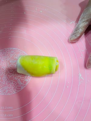 Deuxième étalage et façonnage. Prenez la pâte étalée et façonnée une première fois, aplatissez-la légèrement avec vos mains, puis roulez-la sur elle-même (sans la rouler d'avant en arrière), comme pour une pâte à l'huile. Retournez-la et roulez-la à nouveau, couvrez-la de film alimentaire et réservez. Essayez de l'aplatir légèrement au rouleau à pâtisserie avant de l'étaler. Cela permettra d'obtenir une pâte à l'huile plus homogène et une couleur plus uniforme. Ce deuxième étalage et façonnage sert à créer davantage de couches et à accentuer le feuilletage.