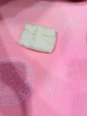 Les étapes de préparation pour le sablé rose unicolore et le sablé tricolore sont les mêmes qu'à l'étape 15.