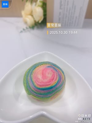 你瞧这烤出来的螺旋酥,是不是绝绝子?层层酥脆分明,跟彩虹似的一圈圈炸开,咬一口直掉渣,颜值和口感都在线!