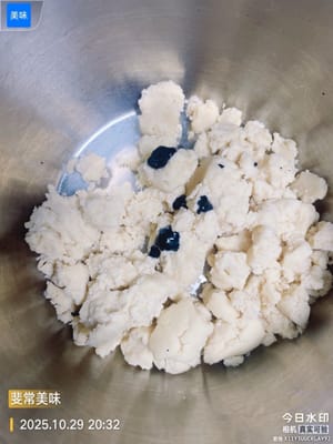 Diviser la pâte brisée (Étape clé pour l’arc-en-ciel)

Remarque importante : La quantité totale de pâte brisée pour cette recette est d’environ 270 g.

1. Pour réaliser des spirales arc-en-ciel de trois couleurs, divisez la pâte brisée en 3 portions égales de 90 g chacune. Ajoutez 2 à 3 gouttes de colorant alimentaire à chaque portion de 90 g et pétrissez jusqu’à obtenir une pâte lisse.