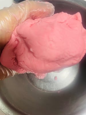 2. Si vous ne préparez que des spirales de pâte d’une seule couleur, il n’est pas nécessaire de les diviser. Ajoutez simplement 5 gouttes de votre colorant alimentaire préféré et pétrissez jusqu’à obtenir une couleur homogène. Diviser la pâte en différentes couleurs permet de créer un effet arc-en-ciel, à la fois esthétique et gourmand. En revanche, une répartition égale en portions permettra de distinguer chaque couche de couleur.