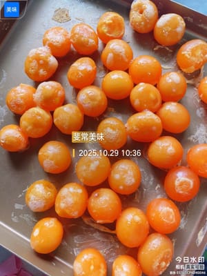 咸蛋黄处理
把咸蛋黄从蛋里抠出来,把外面那层白色的膜仔仔细细洗干净,不然有腥味还影响口感。然后喷点50度以上的高度白酒,一来去腥,二来能让蛋黄更香。接着放进180°的烤箱,不用预热,直接烤8分钟,烤完拿出来备用。