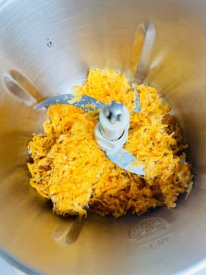 Mixez la viande de porc effilochée. Placez-la dans un mixeur et mixez jusqu’à obtenir une texture veloutée. Ce procédé permet d’affiner la viande et de lui donner une texture plus onctueuse une fois mélangée au jaune d’œuf. Sans cela, les gros morceaux risqueraient de donner un goût désagréable.