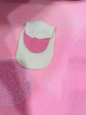 Les étapes de préparation pour le sablé rose unicolore et le sablé tricolore sont les mêmes qu'à l'étape 15.