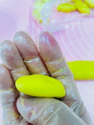 1. Pour des pâtisseries tricolores : Divisez la pâte en portions de 9 g et façonnez-les en petites boules.

2. Pour des pâtisseries monochromes : Divisez chaque pâte en portions de 27 g.