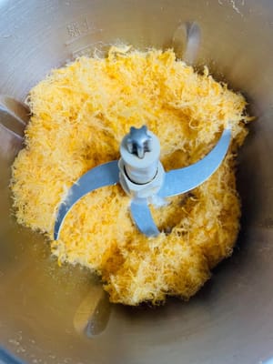 肉松搅打
把肉松放进搅拌机,打成丝绒状。这样处理后肉松更细腻,和蛋黄混合起来口感更绵密,不然颗粒太大吃起来糙。