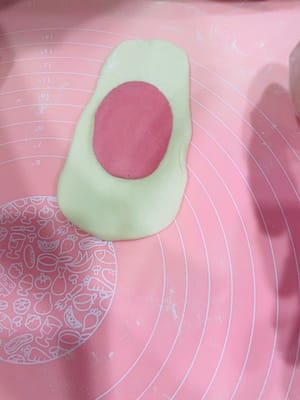 Les étapes de préparation pour le sablé rose unicolore et le sablé tricolore sont les mêmes qu'à l'étape 15.