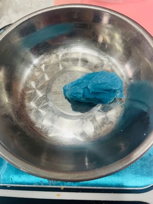 1. Pour des pâtisseries tricolores : Divisez la pâte en portions de 9 g et façonnez-les en petites boules.

2. Pour des pâtisseries monochromes : Divisez chaque pâte en portions de 27 g.