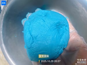 Diviser la pâte brisée (Étape clé pour l’arc-en-ciel)

Remarque importante : La quantité totale de pâte brisée pour cette recette est d’environ 270 g.

1. Pour réaliser des spirales arc-en-ciel de trois couleurs, divisez la pâte brisée en 3 portions égales de 90 g chacune. Ajoutez 2 à 3 gouttes de colorant alimentaire à chaque portion de 90 g et pétrissez jusqu’à obtenir une pâte lisse.