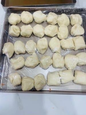 油皮分份
油皮敲黑板:此配方油皮得到的重量是380g左右,将油皮按38g一个分成小剂子搓圆备用。全程要用保鲜膜或保鲜袋盖住保湿,不然油皮干了就裂了,包的时候容易破。