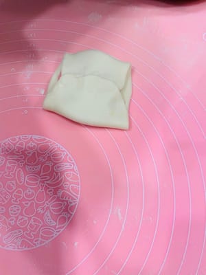 Les étapes de préparation pour le sablé rose unicolore et le sablé tricolore sont les mêmes qu'à l'étape 15.