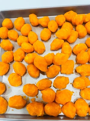 肉松蛋黄馅分份
把准备好的肉松蛋黄馅分成每个15g,搓圆备用。分份均匀了,后面包的时候大小一致,烤出来也好看。