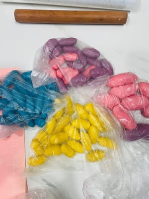 1.如做三色酥:再分成9g一个搓成小圆团备用。
2.如做一个色: 每个分成27g的小剂子备用