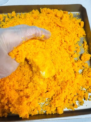 Ajouter le beurre. Incorporer du beurre fondu à température ambiante et bien mélanger. Le beurre rend la farce de porc effiloché et de jaune d’œuf plus collante et plus facile à façonner en boule ; sinon, elle risque de s’échapper lors du roulage.