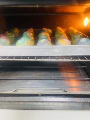 烤箱烤制
烤箱预热,将包好的螺旋酥放入180°的烤箱,平炉中层烤30分钟,在12分钟左右的时候盖上锡纸,避免上色过度。预热烤箱是为了让烤箱内温度均匀,烤的时候受热一致,盖锡纸是防止表面烤焦,影响颜值和口感。