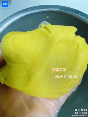 Diviser la pâte brisée (Étape clé pour l’arc-en-ciel)

Remarque importante : La quantité totale de pâte brisée pour cette recette est d’environ 270 g.

1. Pour réaliser des spirales arc-en-ciel de trois couleurs, divisez la pâte brisée en 3 portions égales de 90 g chacune. Ajoutez 2 à 3 gouttes de colorant alimentaire à chaque portion de 90 g et pétrissez jusqu’à obtenir une pâte lisse.