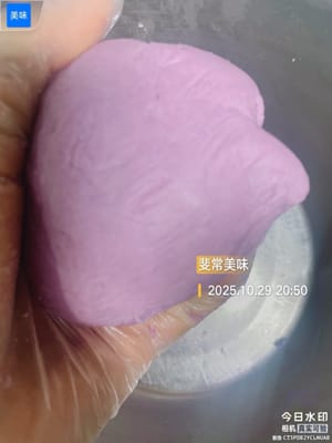 Diviser la pâte brisée (Étape clé pour l’arc-en-ciel)

Remarque importante : La quantité totale de pâte brisée pour cette recette est d’environ 270 g.

1. Pour réaliser des spirales arc-en-ciel de trois couleurs, divisez la pâte brisée en 3 portions égales de 90 g chacune. Ajoutez 2 à 3 gouttes de colorant alimentaire à chaque portion de 90 g et pétrissez jusqu’à obtenir une pâte lisse.