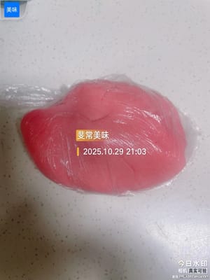 2.如果只做一种颜色的螺旋酥,就无需分割,直接加入喜欢的色素5滴揉均匀,分颜色是为了做出彩虹效果,好看又好吃,分份均匀才能让每一层颜色都明显。