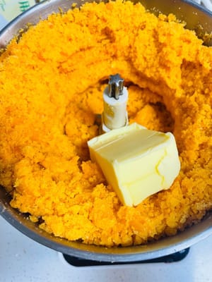 Ajouter le beurre. Incorporer du beurre fondu à température ambiante et bien mélanger. Le beurre rend la farce de porc effiloché et de jaune d’œuf plus collante et plus facile à façonner en boule ; sinon, elle risque de s’échapper lors du roulage.