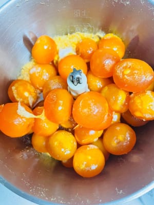 Mélange de jaunes d’œufs et de porc effiloché. Ajoutez les jaunes d’œufs salés cuits au four au porc effiloché battu et mélangez bien. Cette étape permet d’incorporer parfaitement les jaunes d’œufs et le porc effiloché, afin que vous puissiez apprécier leur arôme à chaque bouchée.