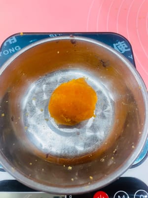 Divisez la farce de porc effiloché et de jaune d’œuf en portions. Formez des boulettes de 15 g chacune et réservez-les. En les répartissant uniformément, vous obtiendrez des boulettes de taille identique lors du façonnage et un résultat plus esthétique après cuisson.