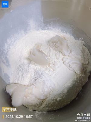 Mélangez tous les ingrédients jusqu'à ce qu'il ne reste plus de farine sèche. Cette pâte à base d'huile est essentielle pour obtenir une texture feuilletée ; la séparer de la pâte à base d'eau permettra d'obtenir des couches croustillantes à la cuisson.