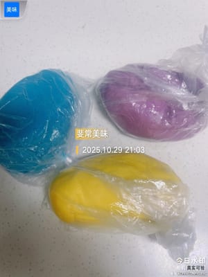 油酥分份(彩虹关键步)
敲黑板:此配方油酥面团的总量为270g左右。
1.如果做三种颜色的彩虹螺旋酥,就把油酥团平均分成3份,每份90g,然后每份(90g)的面团加入2至3滴色素,揉均匀备用。