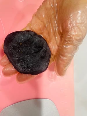 Garniture. Aplatissez légèrement la farce de pâte de haricots rouges, enveloppez-en la farce de porc effiloché et de jaune d’œuf, puis formez une boule. L’alternance de pâte de haricots rouges, de porc effiloché et de jaune d’œuf crée ainsi une texture en couches.