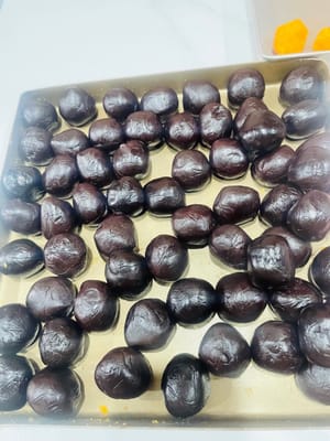 红豆沙分份
把低糖红豆沙分成每个30g,搓圆备用。红豆沙是中和肉松蛋黄咸味的关键,分份和肉松蛋黄馅对应好。