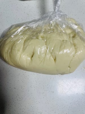 油皮制作
将油皮配方里的所有材料放入和面桶,揉成9层膜备用。如果揉不到9成膜可以放入冰箱冷藏(保鲜层)一夜再用,冷藏后它会形成拉膜。油皮要有韧性,才能包裹住油酥,揉出膜是为了让油皮有足够的延展性,后面擀的时候不容易破。