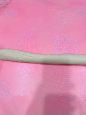 Division de la pâte huileuse. Remarques importantes concernant la pâte huileuse : Cette recette donne environ 380 g de pâte huileuse. Divisez la pâte en portions de 38 g et formez des boules. Maintenez la pâte humide en la couvrant d’un film alimentaire ou d’un sac plastique pendant toute la préparation ; sinon, elle séchera et se fissurera, ce qui la rendra fragile et susceptible de se déchirer lors du façonnage.