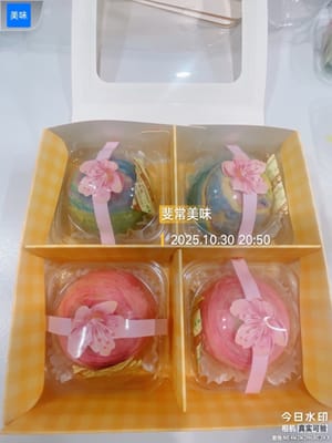 Emballage et conservation

Après refroidissement complet, enfilez des gants pour l’emballage. Ce gâteau est magnifique et constitue un cadeau idéal pour vos amis pendant les fêtes ou une délicieuse gourmandise à s’offrir.

Conservation : 1 semaine au réfrigérateur, 3 mois au congélateur. Pour le déguster, sortez-le du réfrigérateur et laissez-le décongeler légèrement, puis faites-le cuire au four ou à la friteuse à air chaud à 180 °C pendant 5 minutes pour retrouver le même goût qu’un gâteau fraîchement sorti du four.