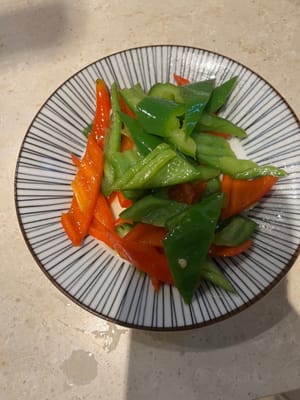 Mettez les poivrons verts et rouges dans une assiette