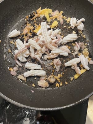 Versez les calamars lorsque vous sentez l'arôme du tofu