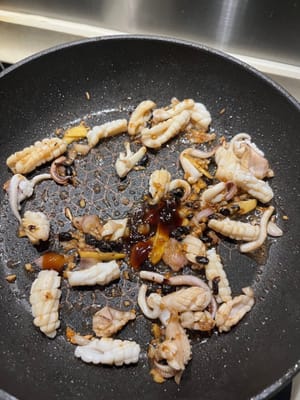 Faire sauter rapidement. Les calamars ont été blanchis et sont faciles à cuire, vous n’avez donc pas besoin de les faire sauter trop longtemps.
