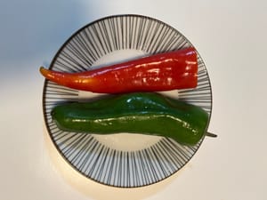 1 poivron vert et 1 poivron rouge