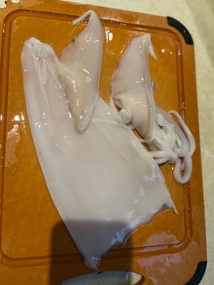 Coupez les calamars en morceaux et nettoyez-les